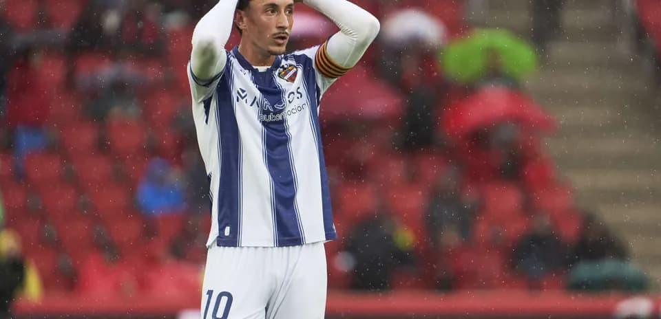 Jugador de Levante en partido contra Mallorca