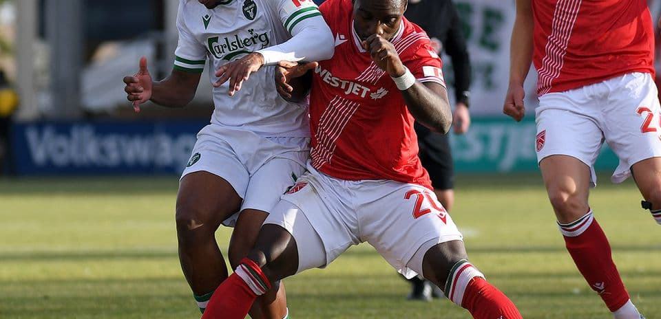 Dos jugadores compitiendo por el balón en el partido