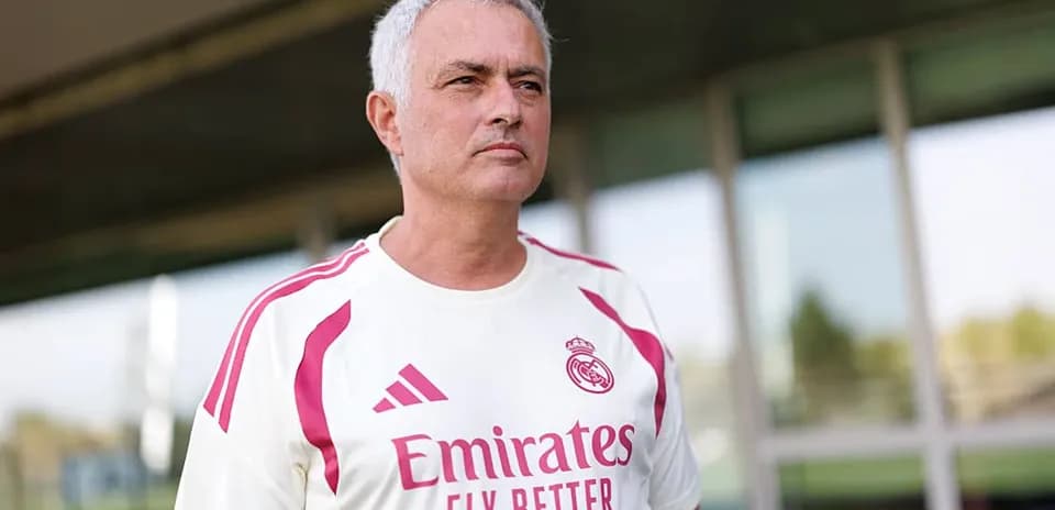 Entrenador de fútbol en uniforme del Real Madrid