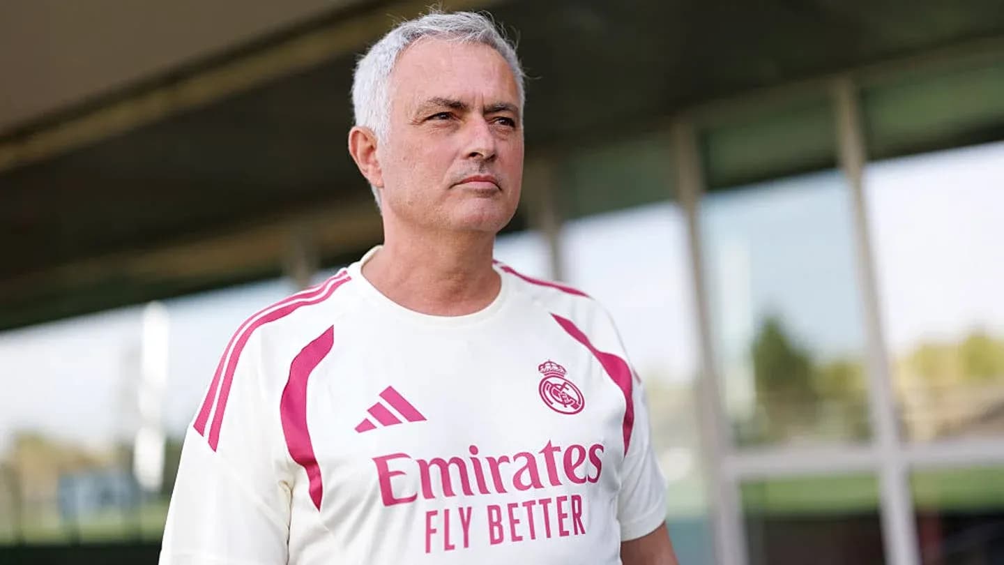 Entrenador de fútbol en uniforme del Real Madrid