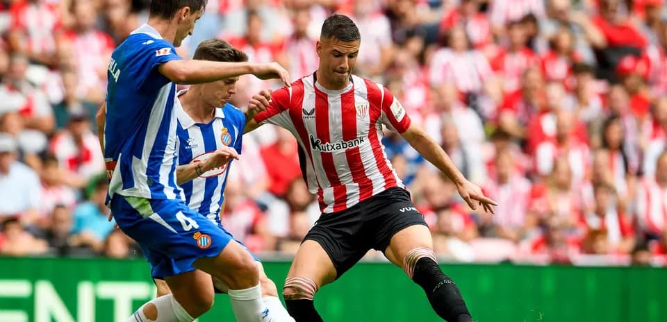 Jugadores compitiendo en el partido Espanyol-Athletic Club