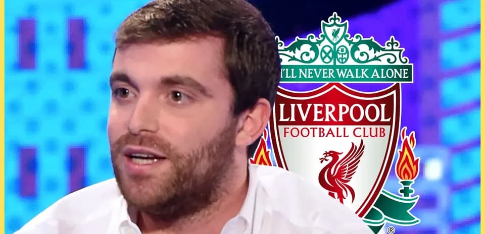 Persona hablando con logo de Liverpool de fondo
