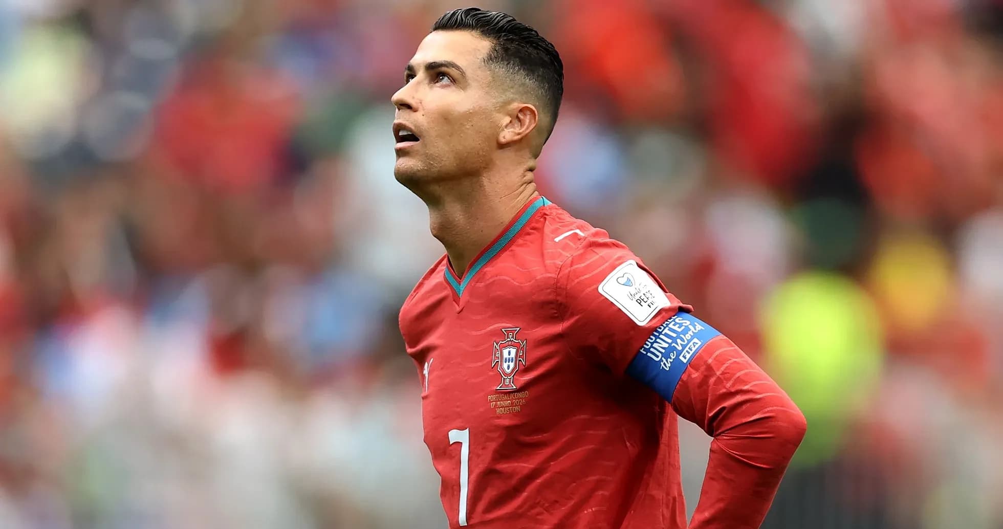Cristiano Ronaldo con camiseta de Portugal en el campo
