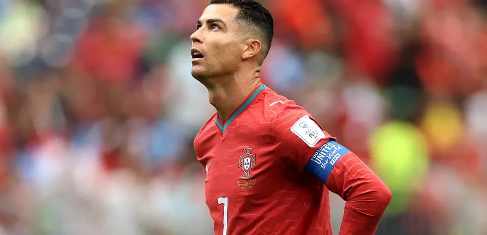 Cristiano Ronaldo con camiseta de Portugal en el campo