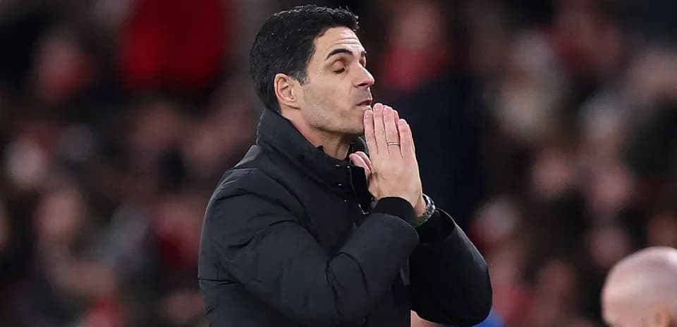 Entrenador gesticulando durante un partido