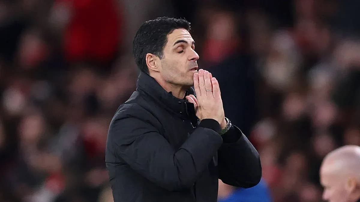 Entrenador gesticulando durante un partido