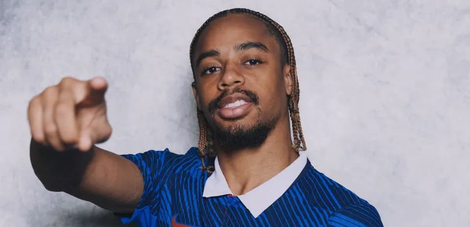 Jugador señalando hacia la cámara con camiseta azul