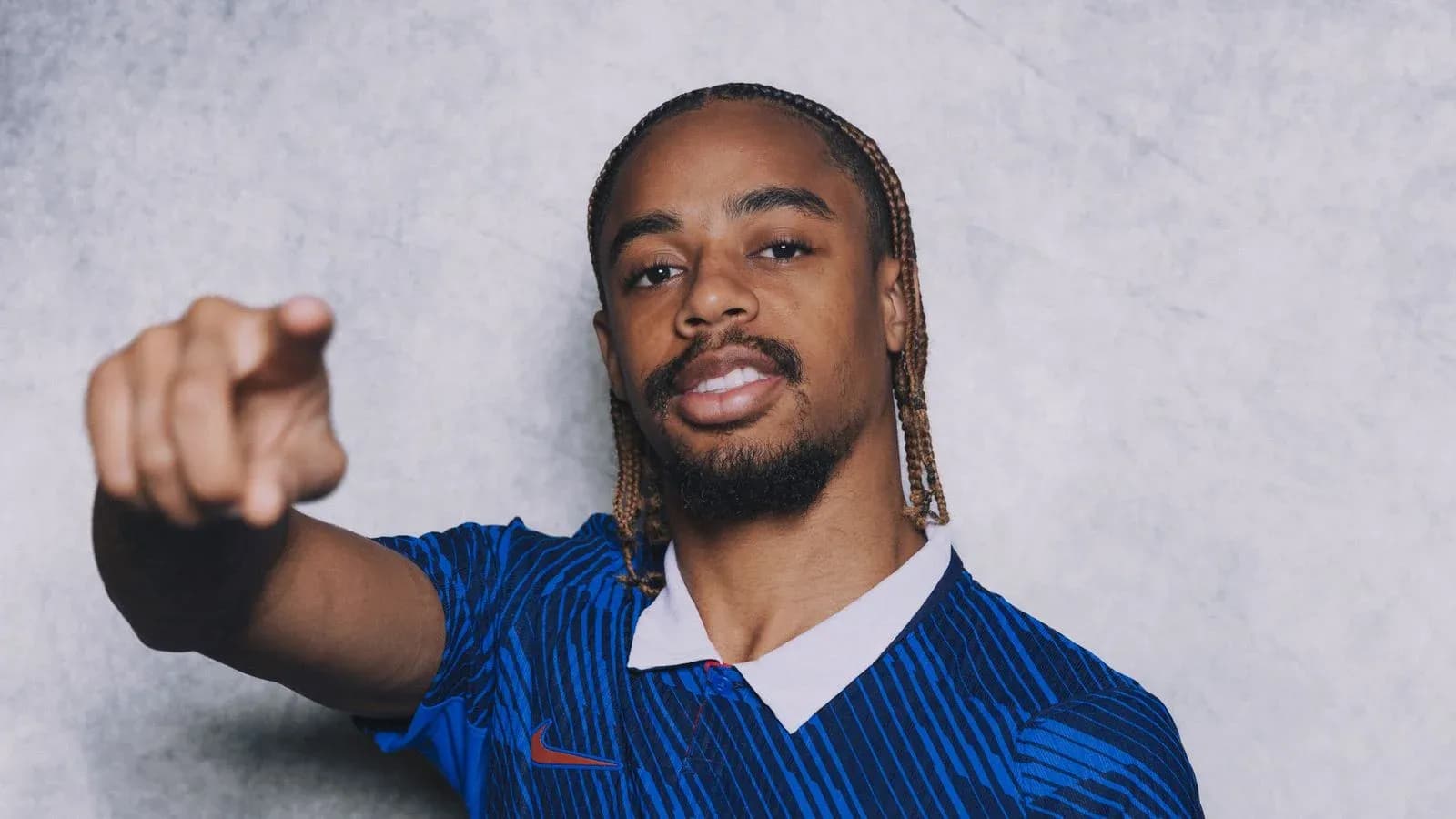 Jugador señalando hacia la cámara con camiseta azul
