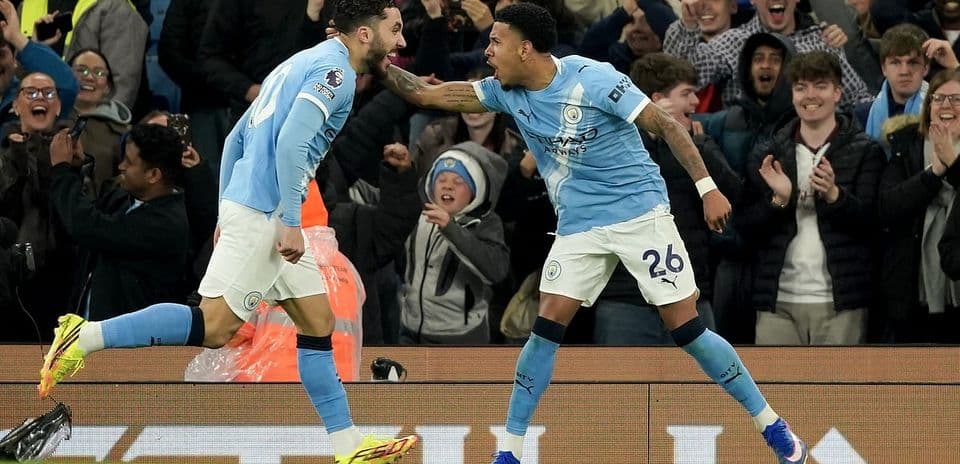 Jugadores de Manchester City celebrando un gol