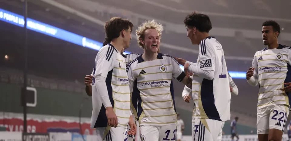 Jugadores de North Texas celebrando un gol