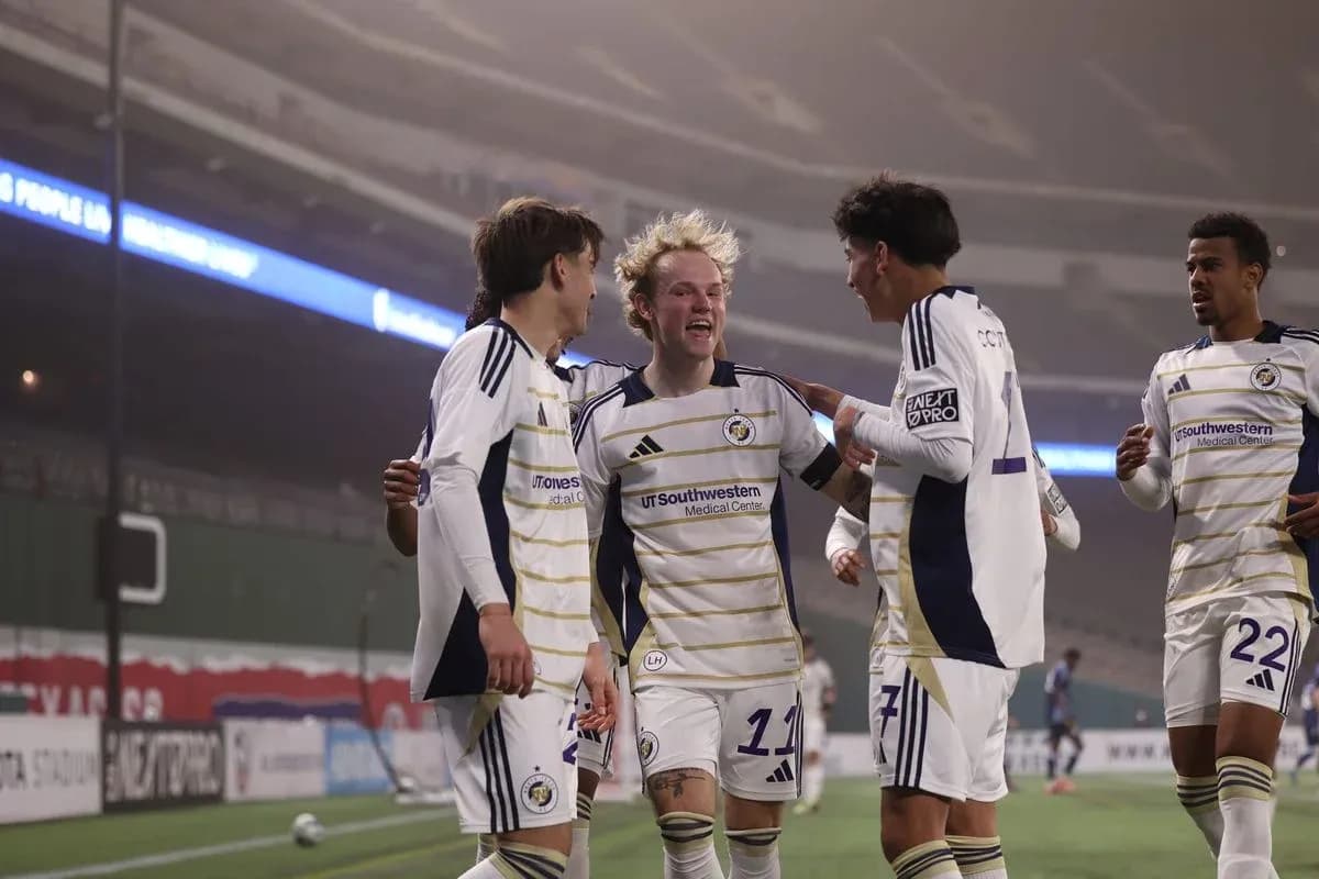 Jugadores de North Texas celebrando un gol