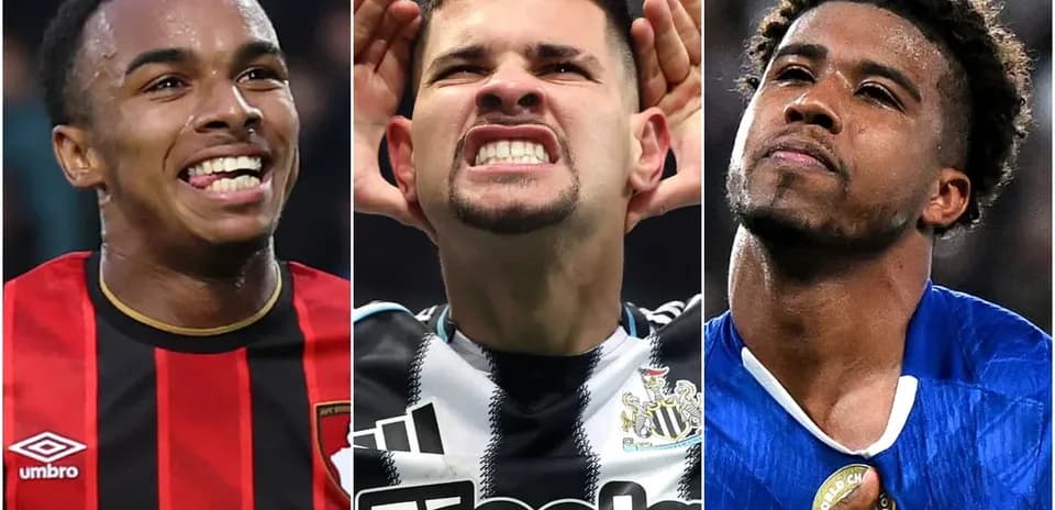 Tres jugadores de fútbol en diferentes poses de celebración