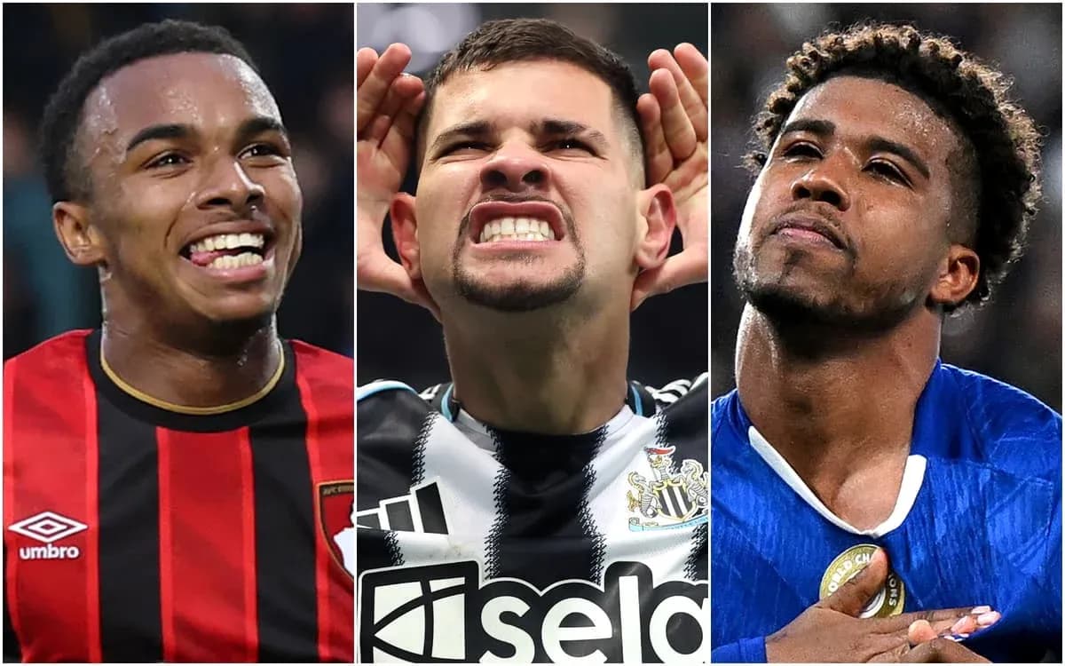 Tres jugadores de fútbol en diferentes poses de celebración