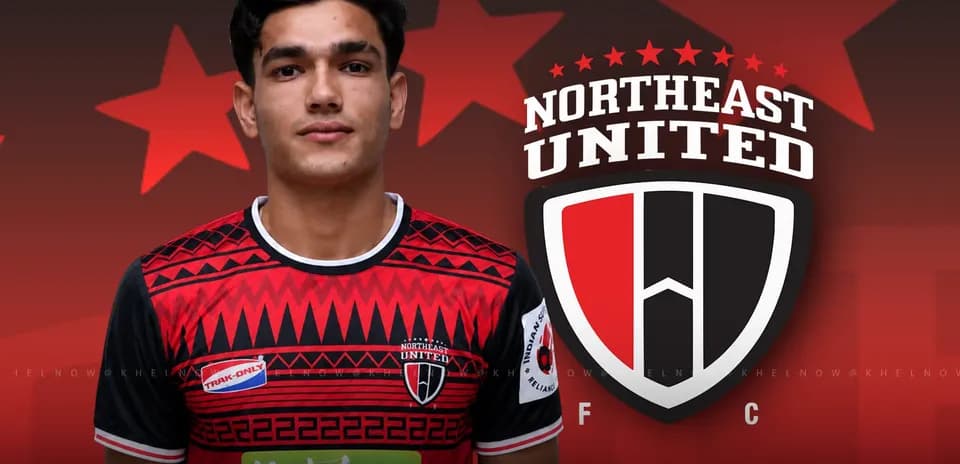Jugador de Northeast United con uniforme rojo y negro