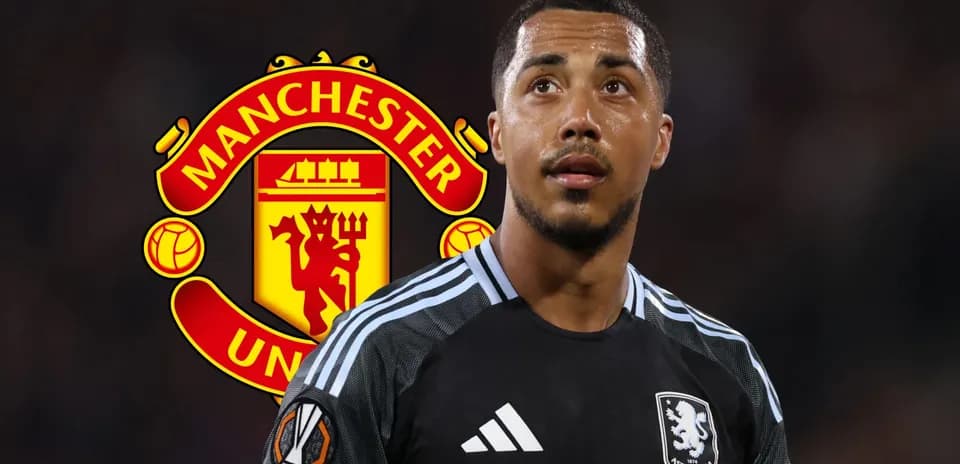 Jugador de Aston Villa frente al escudo de Manchester United