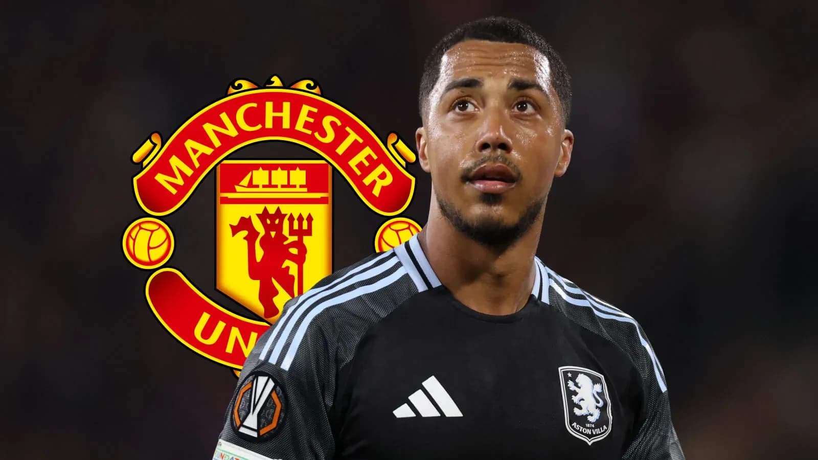 Jugador de Aston Villa frente al escudo de Manchester United