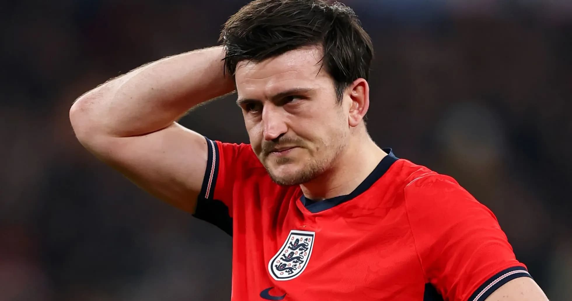 Jugador de Inglaterra con expresión preocupada en el campo