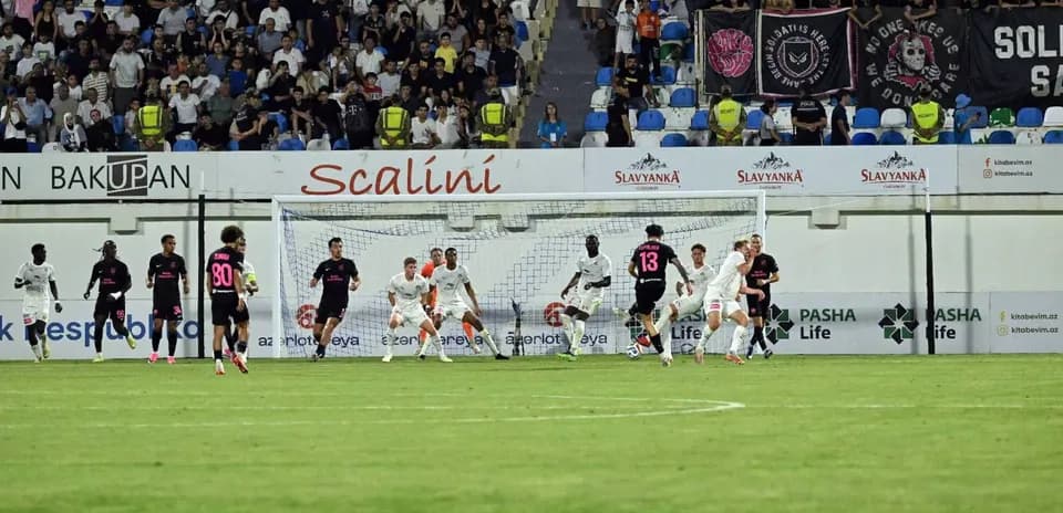 Jugadores compitiendo en un partido de fútbol