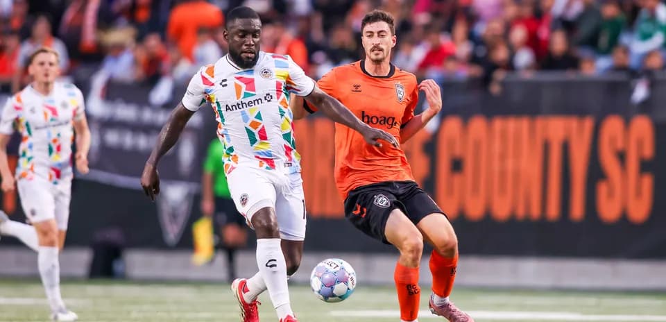Jugadores compitiendo en el partido de fútbol