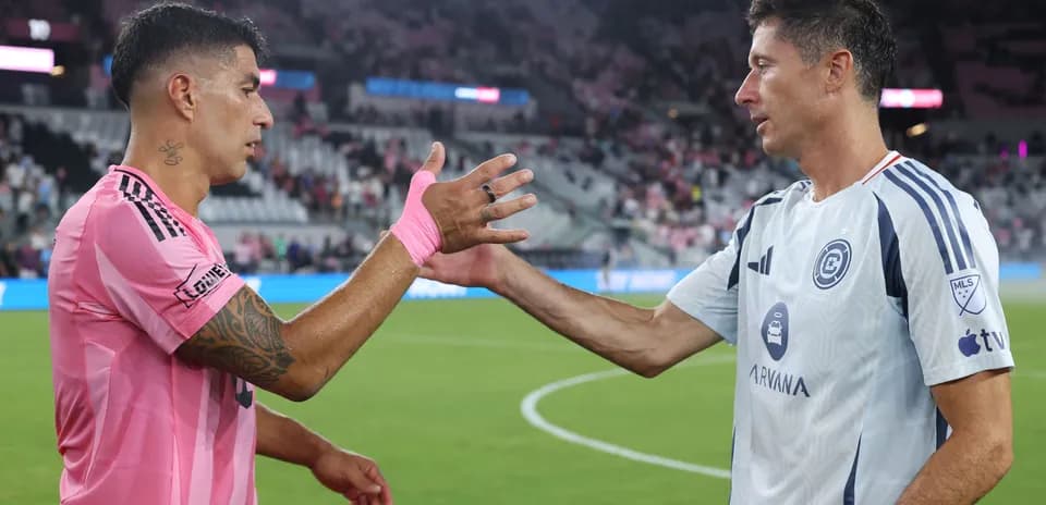 Jugadores saludándose al final del partido