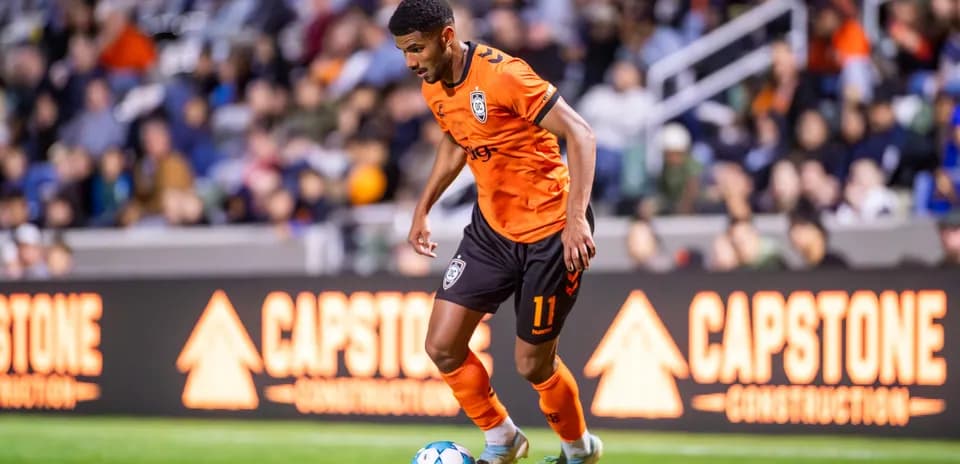 Jugador de Orange County SC con balón