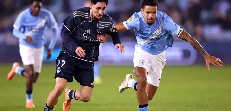 Jugadores de Real Madrid y Manchester City corriendo tras el balón