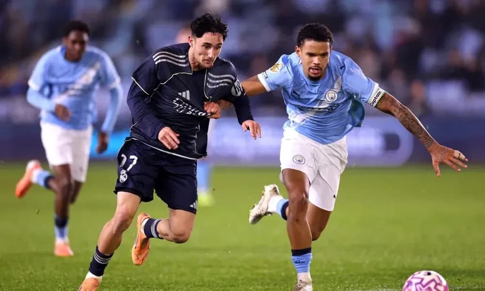 Jugadores de Real Madrid y Manchester City corriendo tras el balón