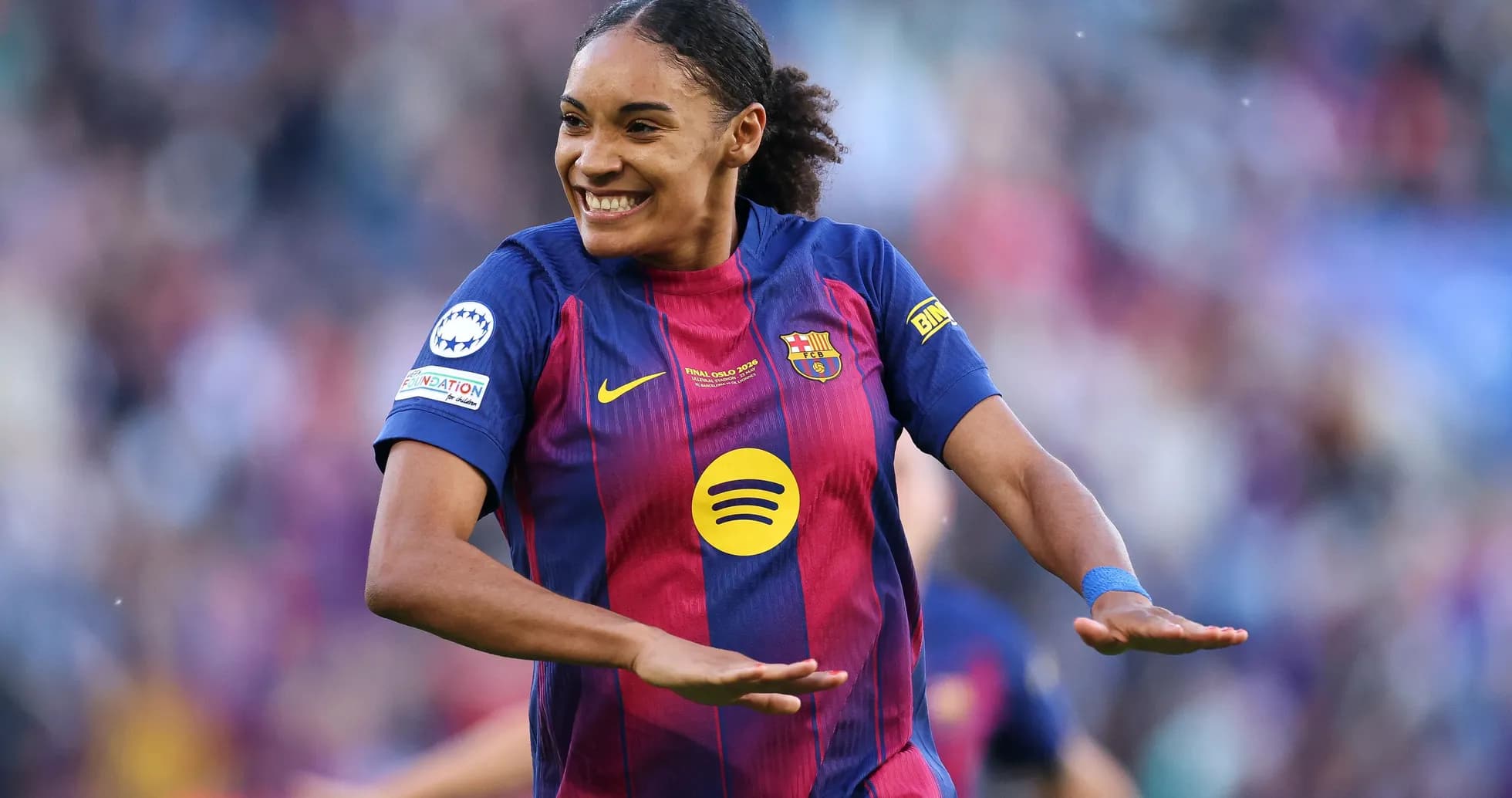 Jugadora de Barcelona celebrando un gol en el partido