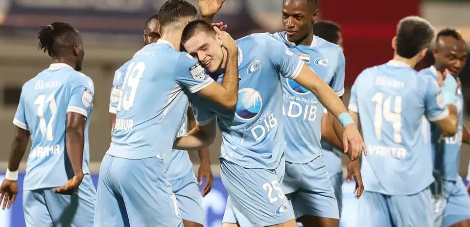 Jugadores de Al Jazira celebrando un gol
