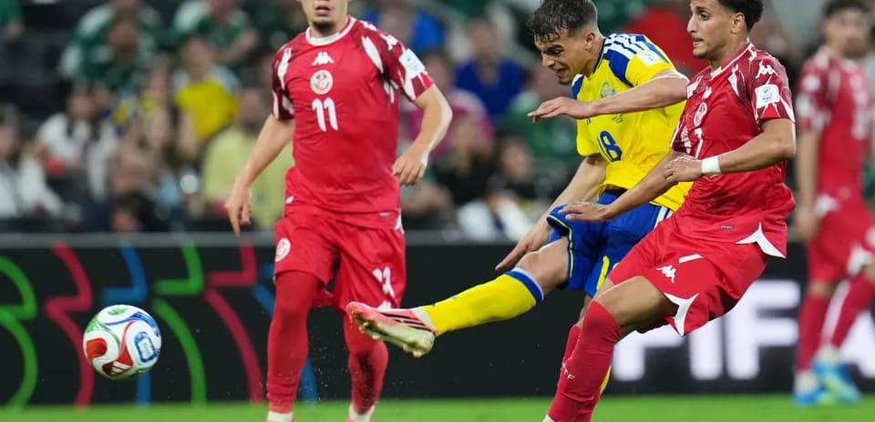 Jugadores de Suecia y Túnez en acción