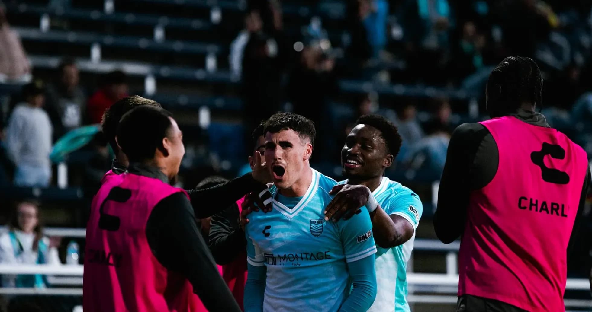 Jugadores de Monterey Bay celebrando un gol