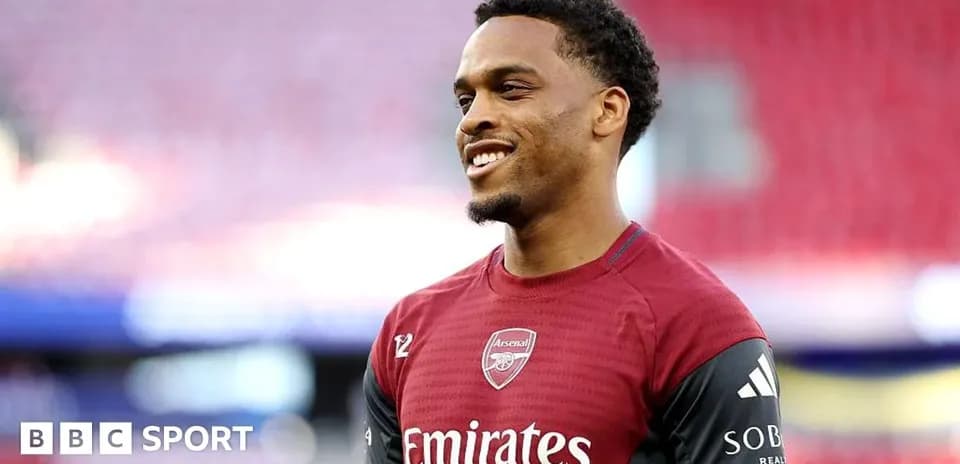 Jugador de Arsenal sonriente en campo de entrenamiento