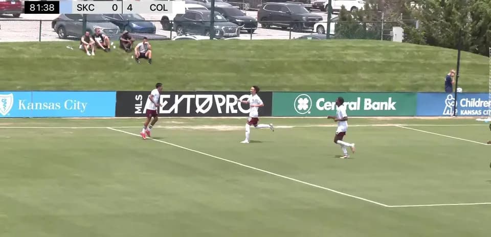 Jugadores celebrando un gol en el partido