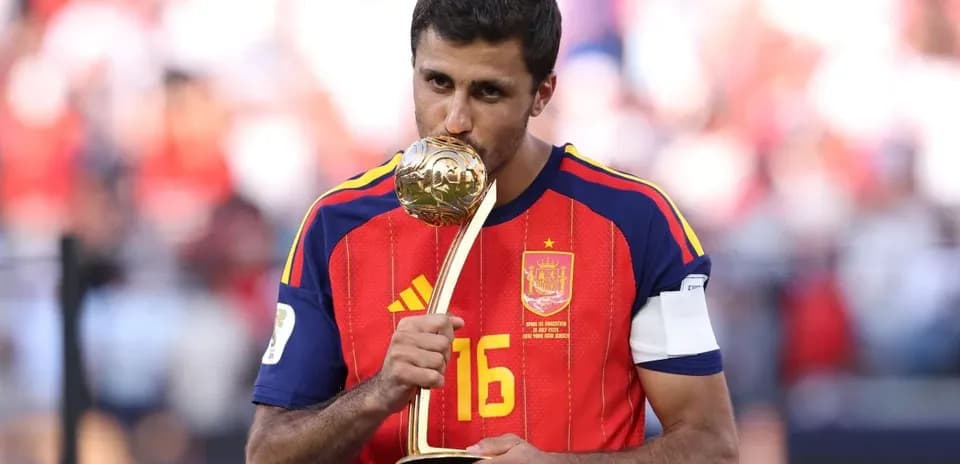Jugador español besando el trofeo tras el partido
