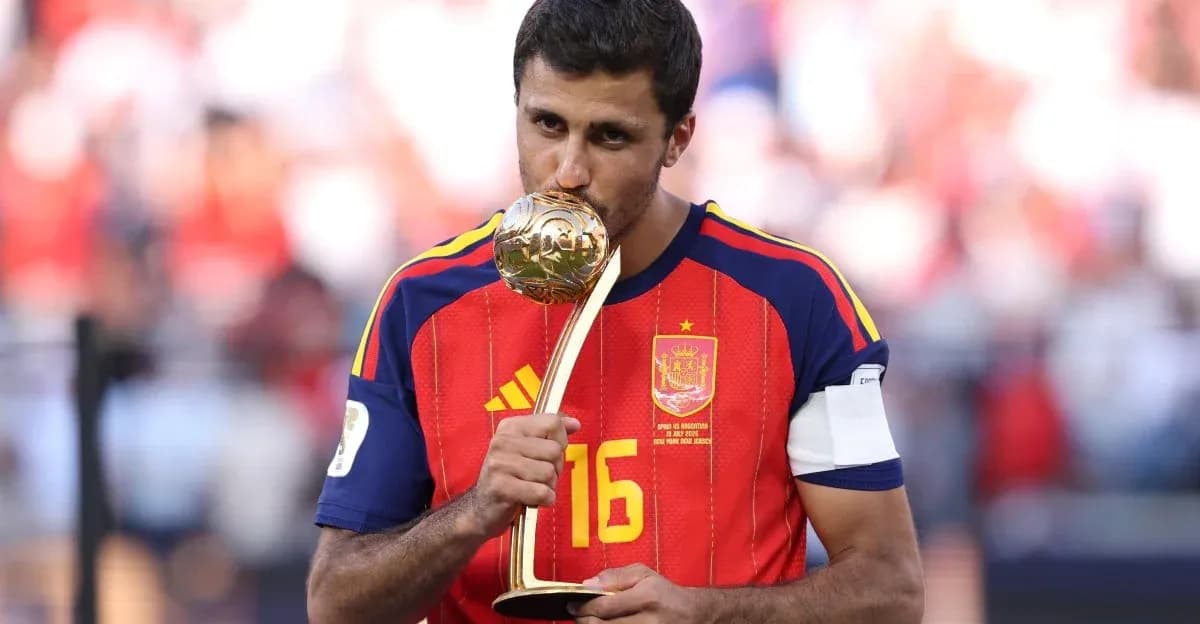 Jugador español besando el trofeo tras el partido