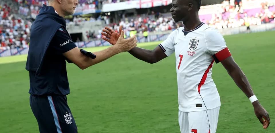 Entrenador y jugador de Inglaterra se saludan tras partido