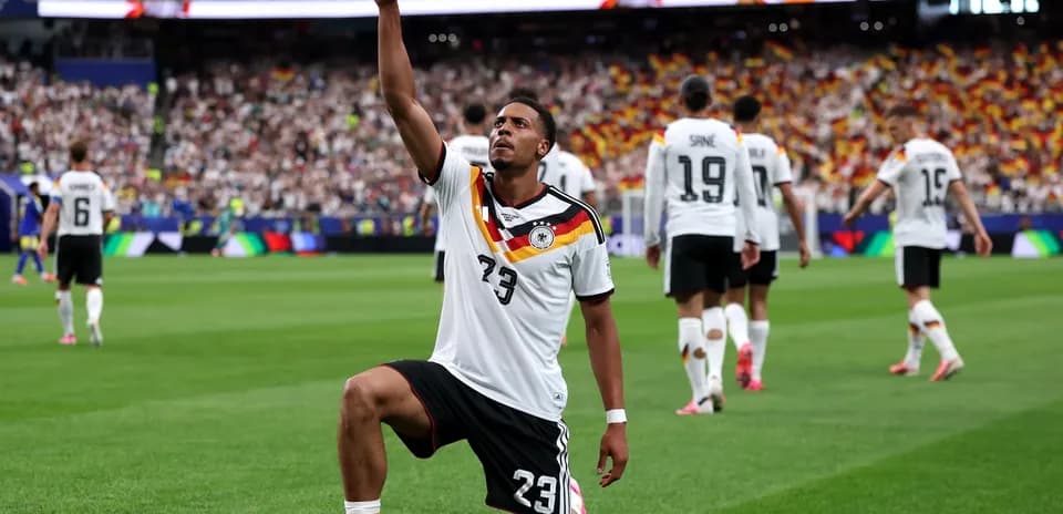 Jugador de Alemania celebra en el campo