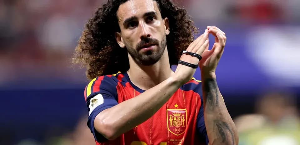 Jugador aplaudiendo en partido con camiseta de España