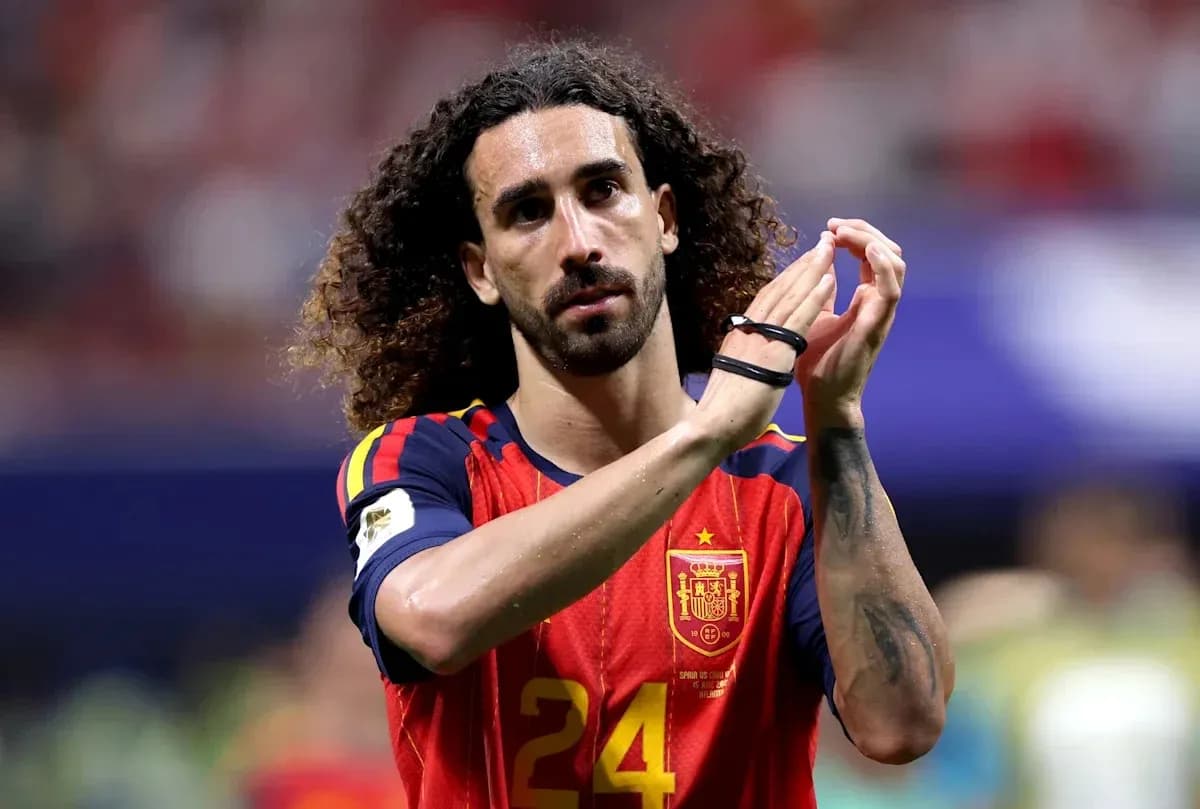 Jugador aplaudiendo en partido con camiseta de España