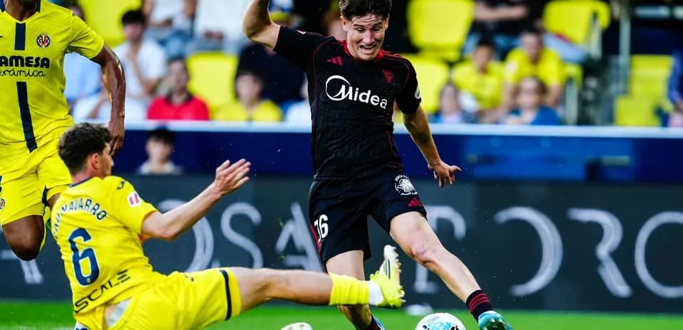Jugador de Sevilla deslizándose ante Villarreal