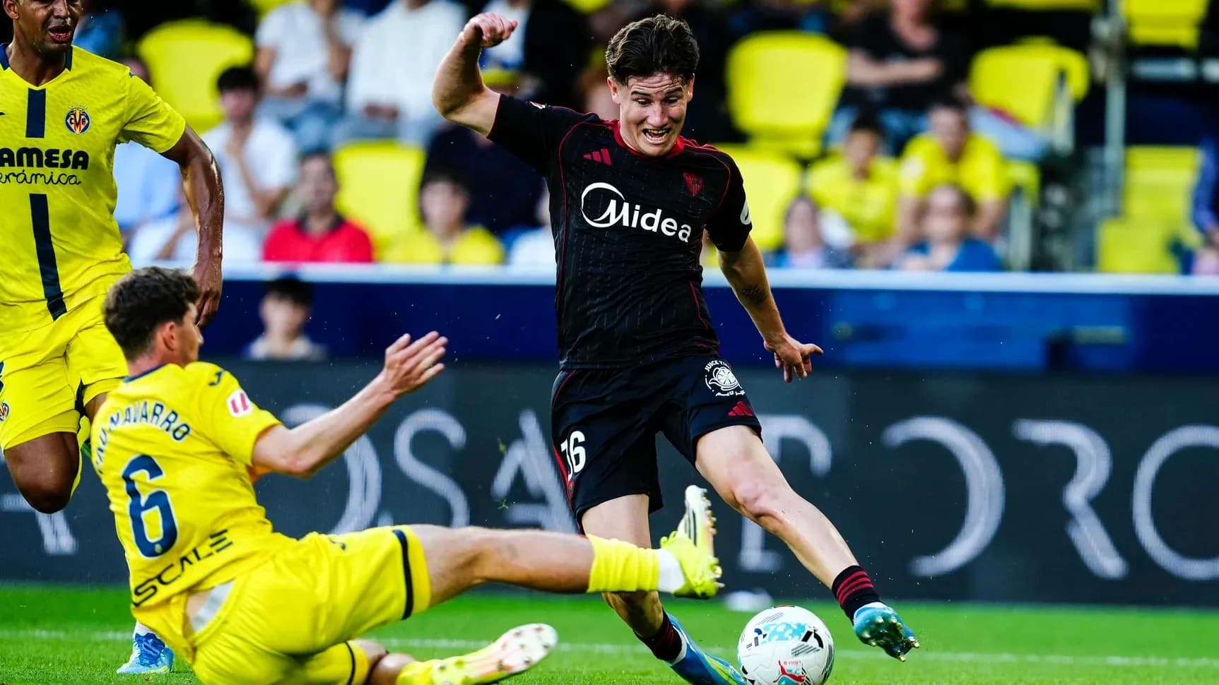 Jugador de Sevilla deslizándose ante Villarreal