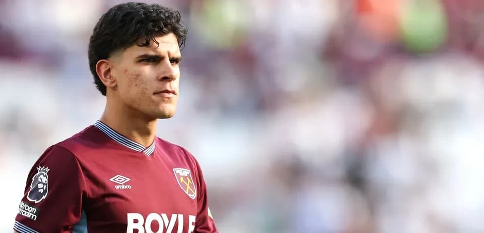 Jugador de West Ham en el campo antes del partido