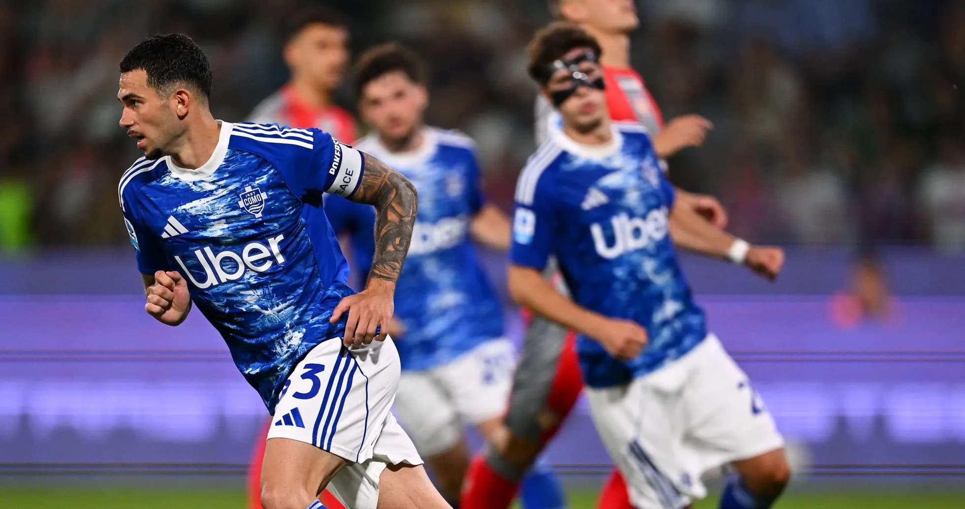 Jugador de Como en acción durante el partido