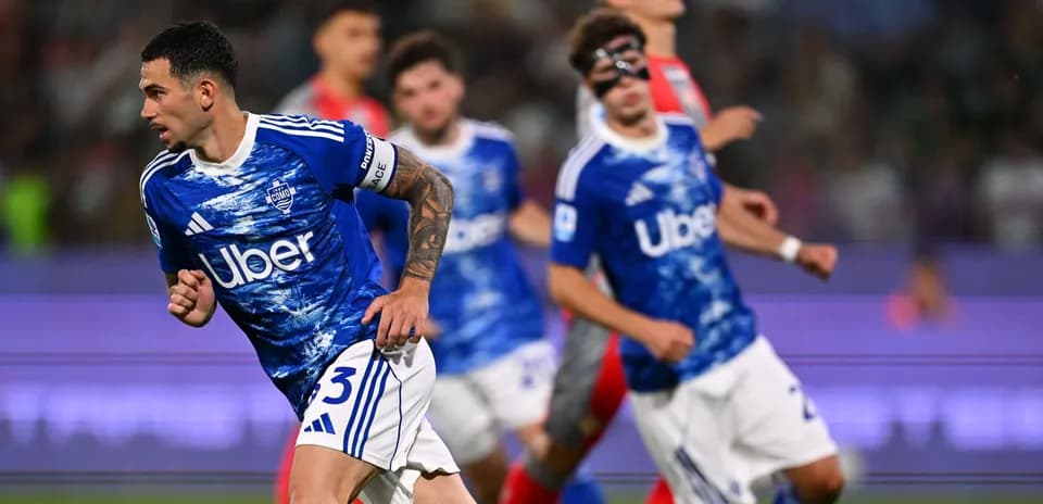Jugador de Como en acción durante el partido