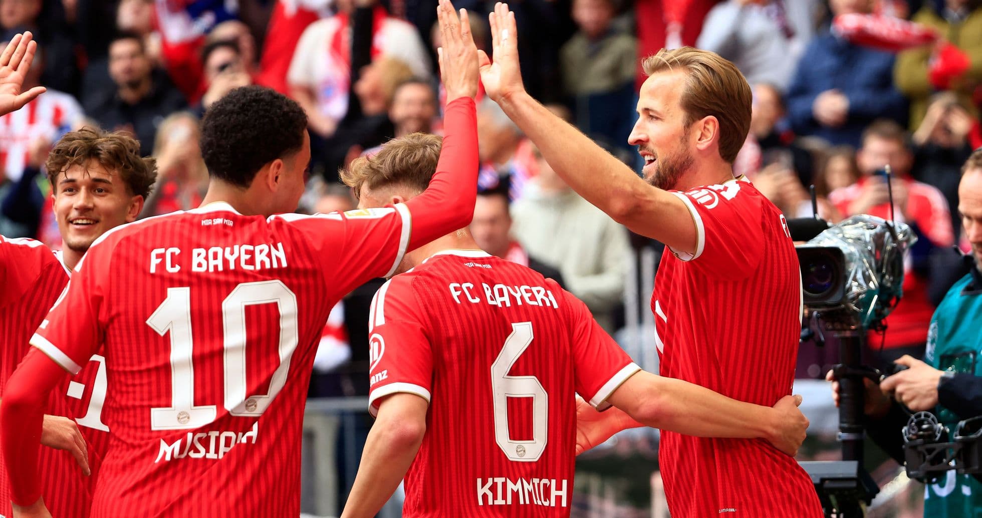 Jugadores de Bayern celebrando en el campo