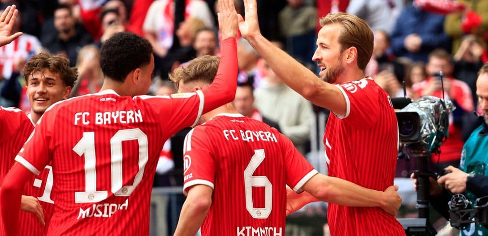 Jugadores de Bayern celebrando en el campo