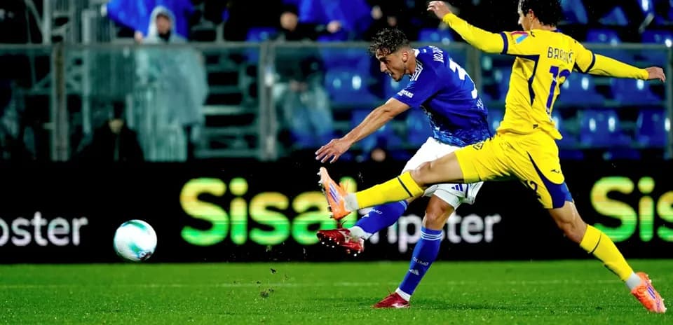Jugador de Hellas Verona disparando a portería