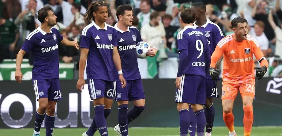 Jugadores de Anderlecht en partido de fútbol