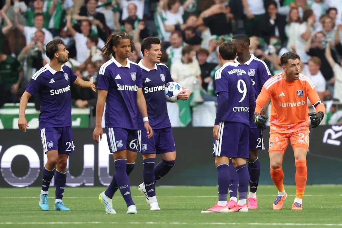 Jugadores de Anderlecht en partido de fútbol