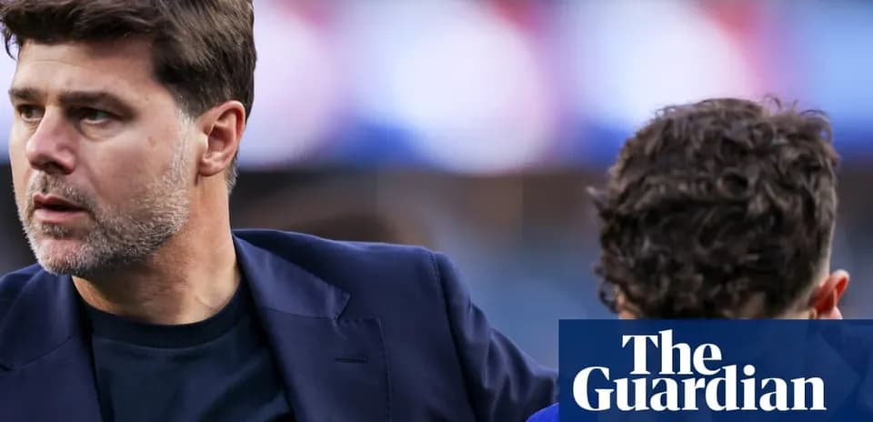 Entrenador hablando con jugador antes del partido